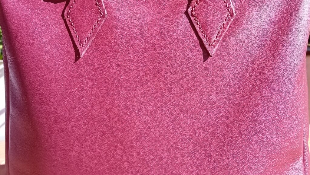 Close-up of natural leather texture on a handcrafted MIARUNA bag, showing the material’s fine grain and surface character.